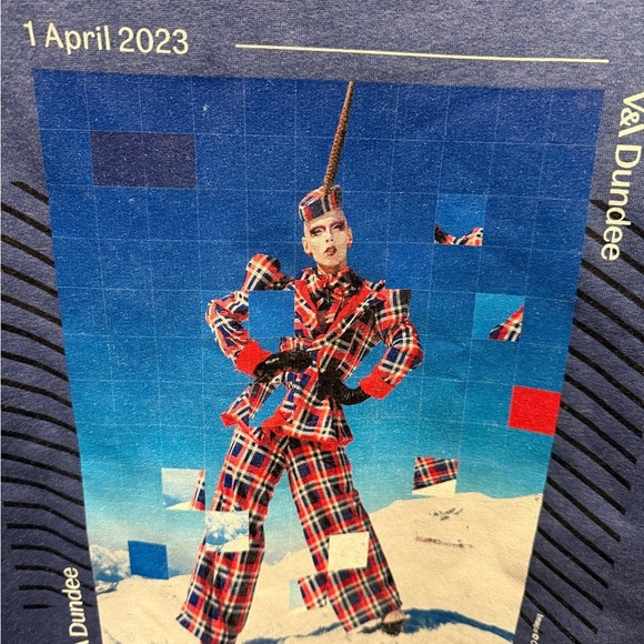 V&A Dundee Tartan Woman’s Blue Crew sweatshirt size XS UK exclusive - Picture 3 of 6